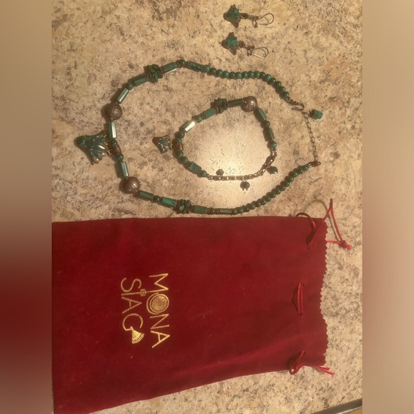 Jewelry Set - Picture 1 of 3